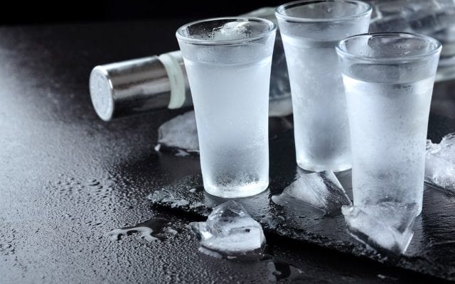 Медики объяснили, почему нельзя пить холодную водку